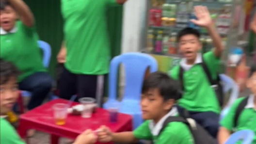 Hành động của các em bé Việt với chàng trai Tây mắc hội chứng Down gây sốt