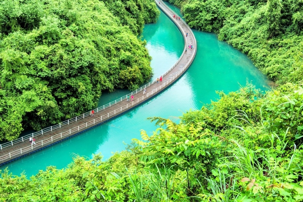 Đường ván gỗ nổi trên sông không có trụ vẫn chịu được sức nặng 10.000 người - 2 Đường ván gỗ nổi trên sông không có trụ vẫn chịu được sức nặng 10.000 người - 2