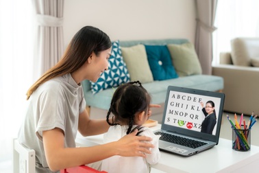 Dạy ngoại ngữ từ trong bụng mẹ có khiến trẻ "nói tiếng Anh như gió"?