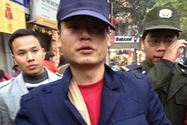 Hành khách côn đồ tấn công lái xe buýt và nhiều người khác