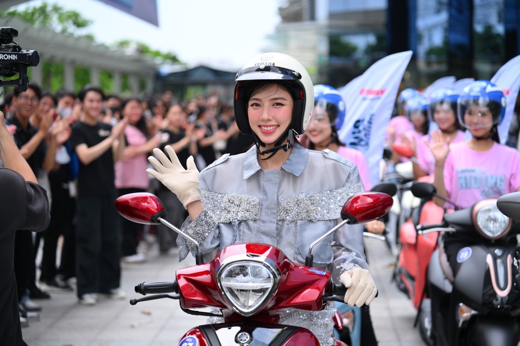 Hoa hậu Thùy Tiên gây chú ý với nhan sắc xinh đẹp khi chạy Yamaha Grande trên phố - 1 Hoa hậu Thùy Tiên gây chú ý với nhan sắc xinh đẹp khi chạy Yamaha Grande trên phố - 1