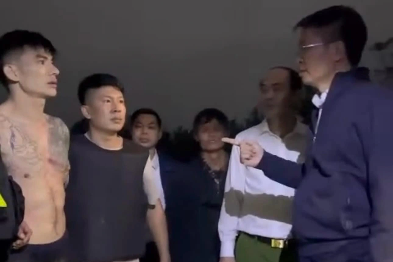 ទាហាន ២០០នាក់ ឡោមព័ទ្ធចាប់ខ្មាន់កាំភ្លើងម្នាក់៖ មុខសញ្ញាបានសារភាពថា ខ្លួនបានលួចរាប់សិបនាក់ - 2 Vụ 200 chiến sĩ vây bắt kẻ mang súng: Đối tượng khai hàng chục vụ trộm - 2