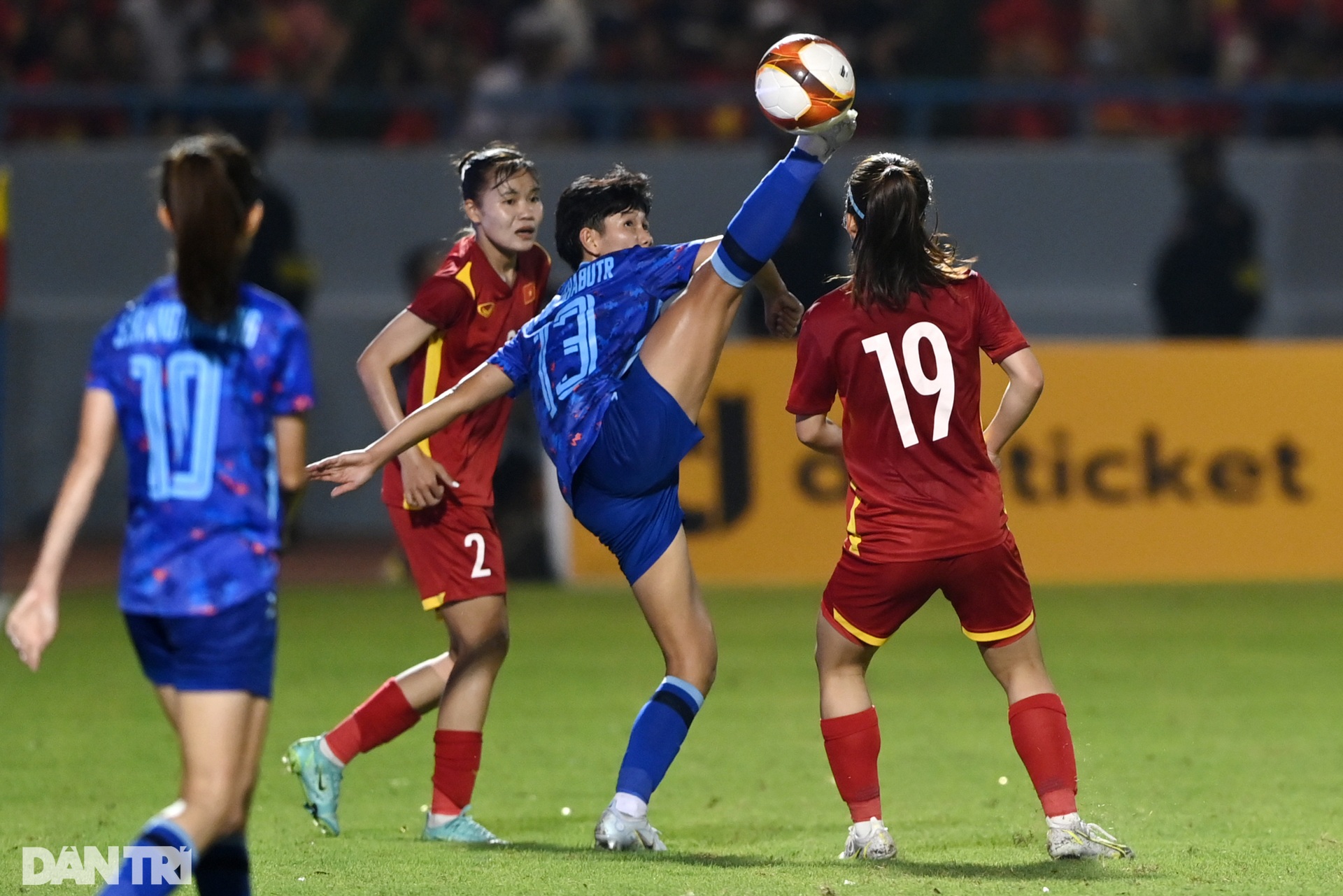 Màn trình diễn của Cô gái Vàng Huỳnh Như làm khổ hàng phòng ngự Thái Lan - 14 Màn trình diễn của Cô gái Vàng Huỳnh Như làm khổ hàng phòng ngự Thái Lan - 14