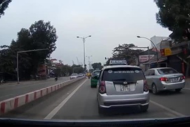 Lấn làn, chặn xe, đe dọa người đi cùng chiều