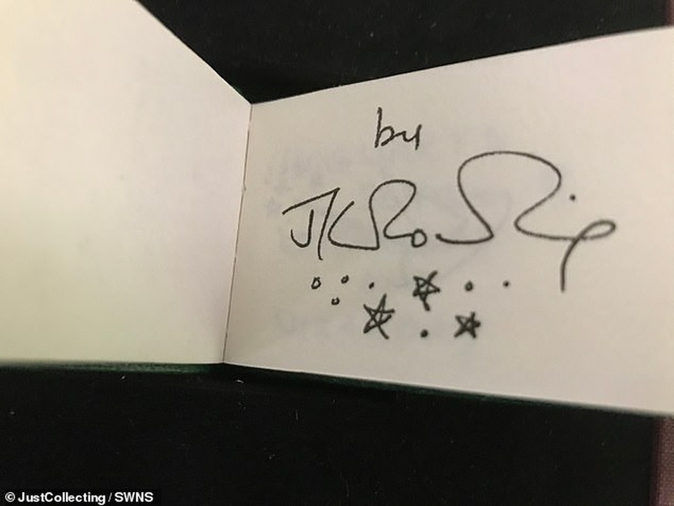 Cuốn sách nhỏ bằng bao diêm có giá gần 4,5 tỷ đồng - 3 Cuốn sách nhỏ bằng bao diêm có giá gần 4,5 tỷ đồng - 3