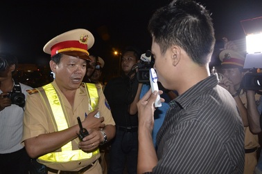 Trắng đêm theo chân công an kiểm tra ma túy, nồng độ cồn tài xế
