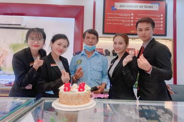 Lần đầu được tổ chức sinh nhật, chú bảo vệ U60 ở Sài Gòn rưng rưng thổi nến