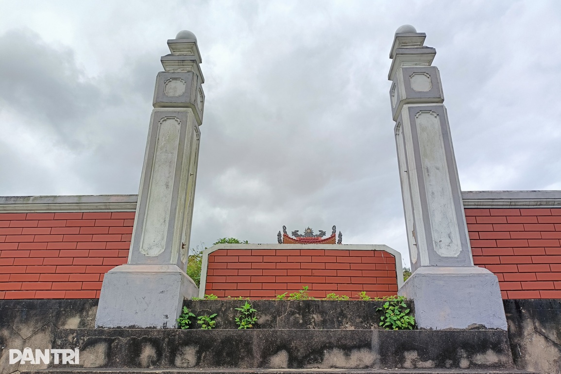 Kỳ lạ hàng loạt cổng sắt ở nghĩa trang không cánh mà bay - 1 Kỳ lạ hàng loạt cổng sắt ở nghĩa trang không cánh mà bay - 1