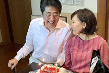 Cuộc hôn nhân bền chặt suốt 35 năm của ông Abe và phu nhân