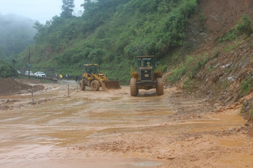 Mưa lớn gây sạt lở, tắc đường nhiều nơi - 12 Mưa lớn gây sạt lở, tắc đường nhiều nơi - 12