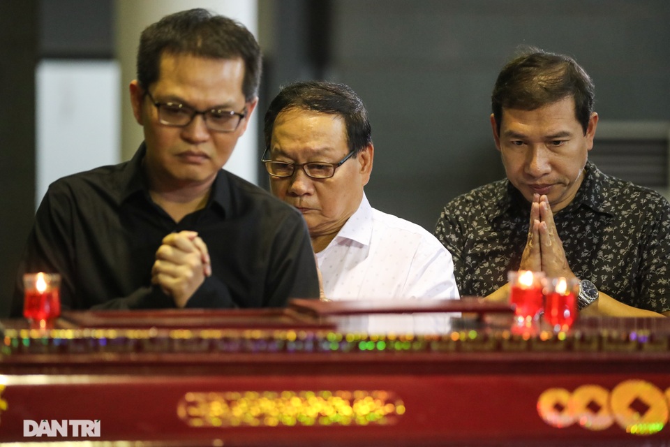 Nghệ sĩ nghẹn ngào tiễn đưa nhạc sĩ Phó Đức Phương về “đỉnh Phù Vân” - 7 Nghệ sĩ nghẹn ngào tiễn đưa nhạc sĩ Phó Đức Phương về “đỉnh Phù Vân” - 7