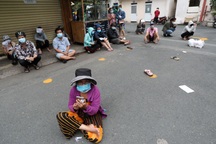 Người dân Sài Gòn lót dép, đội nắng nhiều giờ liền để giữ chỗ vào siêu thị