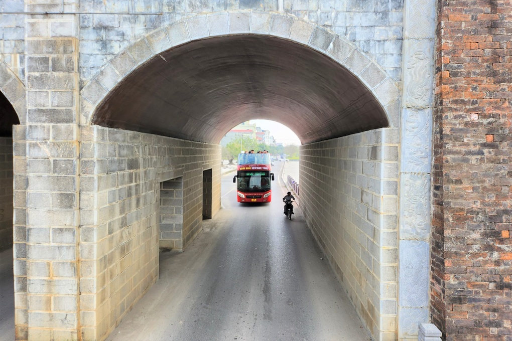 Ngồi xe buýt 2 tầng tham quan cảnh đẹp di sản Tràng An - 8 Ngồi xe buýt 2 tầng tham quan cảnh đẹp di sản Tràng An - 8