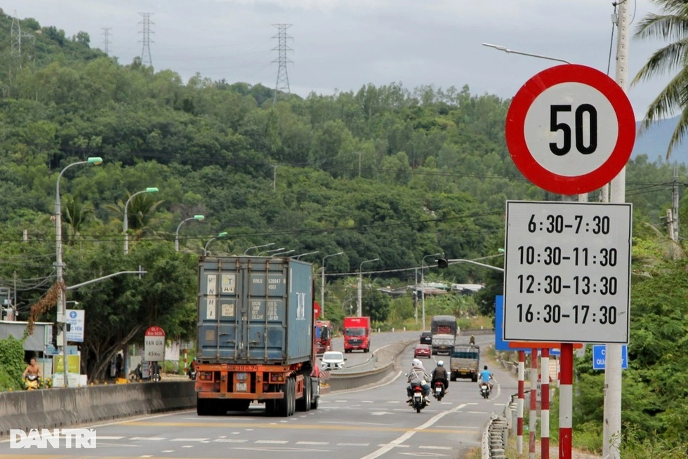 Vò đầu bứt tai với biển báo giao thông - 1 Vò đầu bứt tai với biển báo giao thông - 1