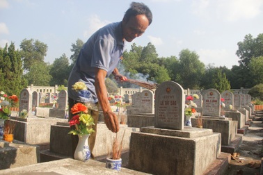 Cựu binh hơn 35 năm chăm sóc mộ phần đồng đội