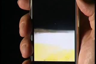 Màn ảo thuật uống bia từ smartphone