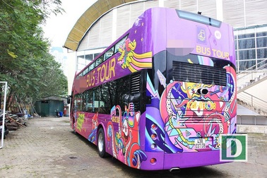 Cận cảnh xe buýt mui trần đưa U23 Việt Nam diễu hành trên phố