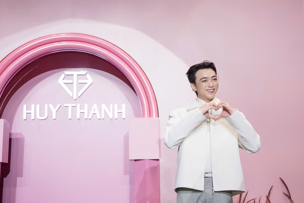 SOOBIN transforms into a white-clothed prince wearing jewelry for female audiences - 2 SOOBIN hóa hoàng tử áo trắng đeo trang sức cho khán giả nữ - 2