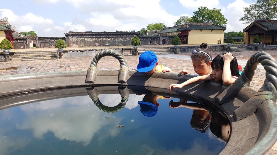 Rất nhiều người dân, du khách tham quan di tích Huế ngày 30/4 - 11 Rất nhiều người dân, du khách tham quan di tích Huế ngày 30/4 - 11