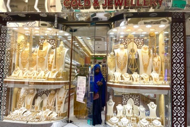 Khu chợ "bán vàng theo cân", tiểu thương thành thạo tiếng Việt