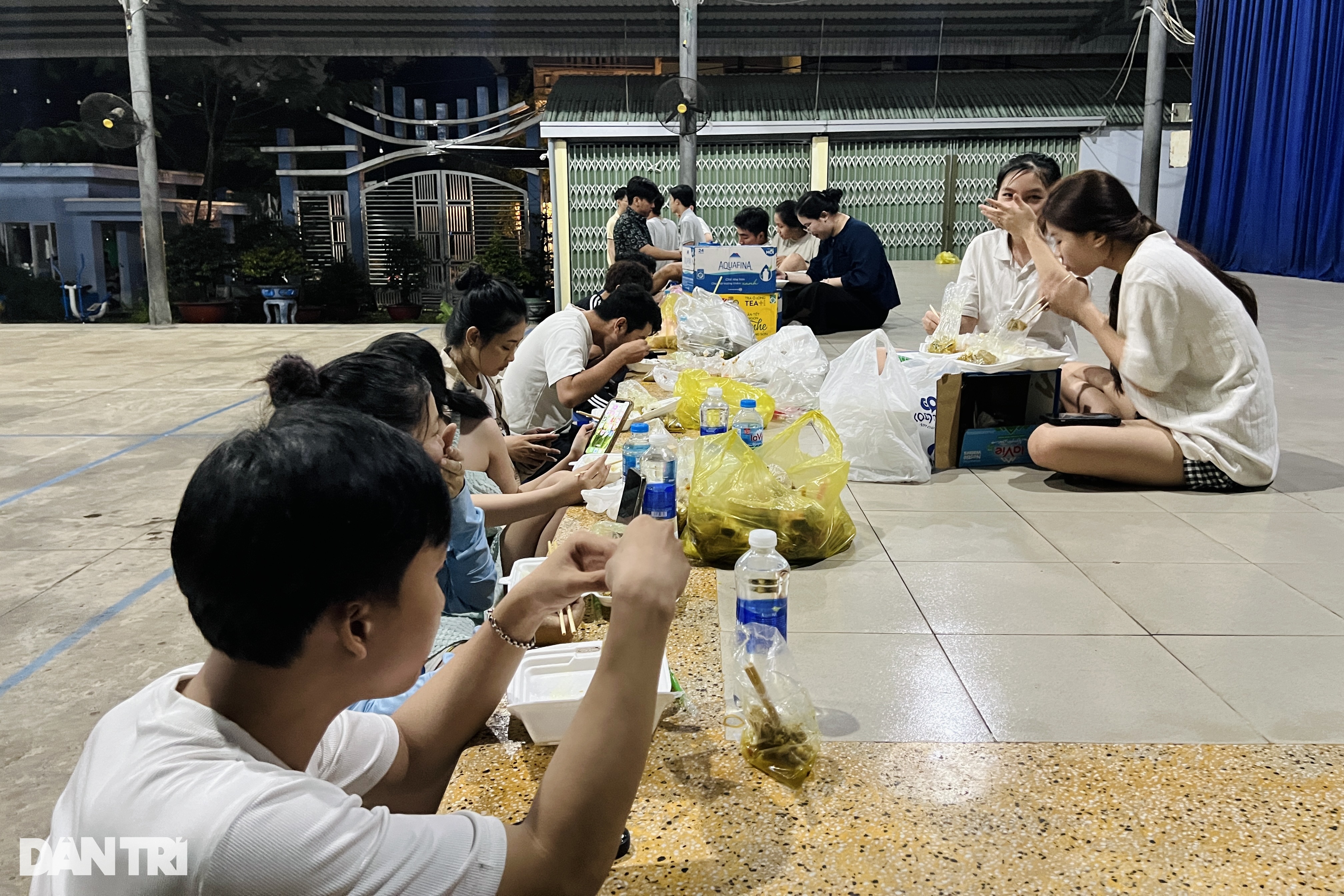 Cụ bà nấu cơm, hỗ trợ chỗ ở cho các nạn nhân vụ cháy nhà trọ ở TP Thủ Đức - 3 Cụ bà nấu cơm, hỗ trợ chỗ ở cho các nạn nhân vụ cháy nhà trọ ở TP Thủ Đức - 3