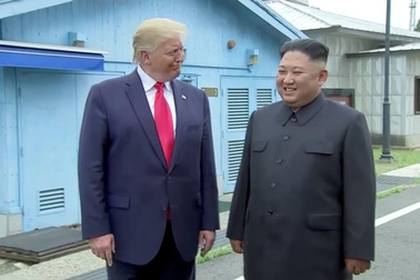 Tổng thống Trump và nhà lãnh đạo Kim Jong-un bắt tay tại biên giới Hàn - Triều