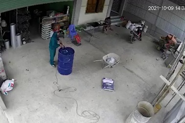 Dùng cưa máy cắt thùng hóa chất, người đàn ông thoát nạn trong gang tấc