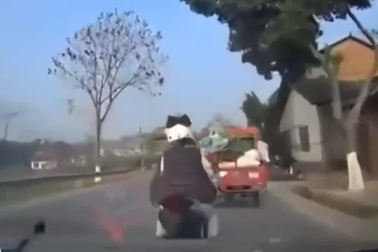 Cô gái thoát chết may mắn dưới bánh xe tải nhờ mũ bảo hiểm xịn