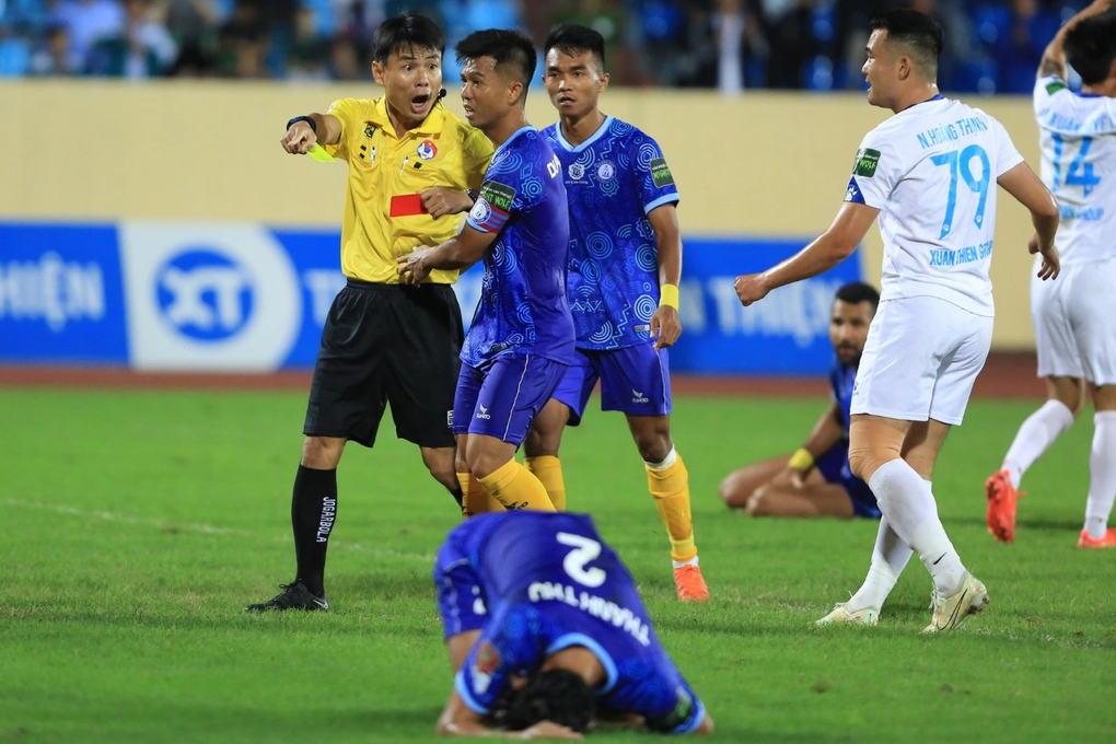 V-League nổi sóng chuyện trọng tài: Sai từ thượng tầng - 1 V-League nổi sóng chuyện trọng tài: Sai từ thượng tầng - 1