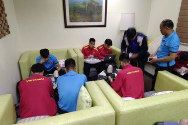 Đội tuyển Việt Nam bị “nhốt” sau khi đến Philippines