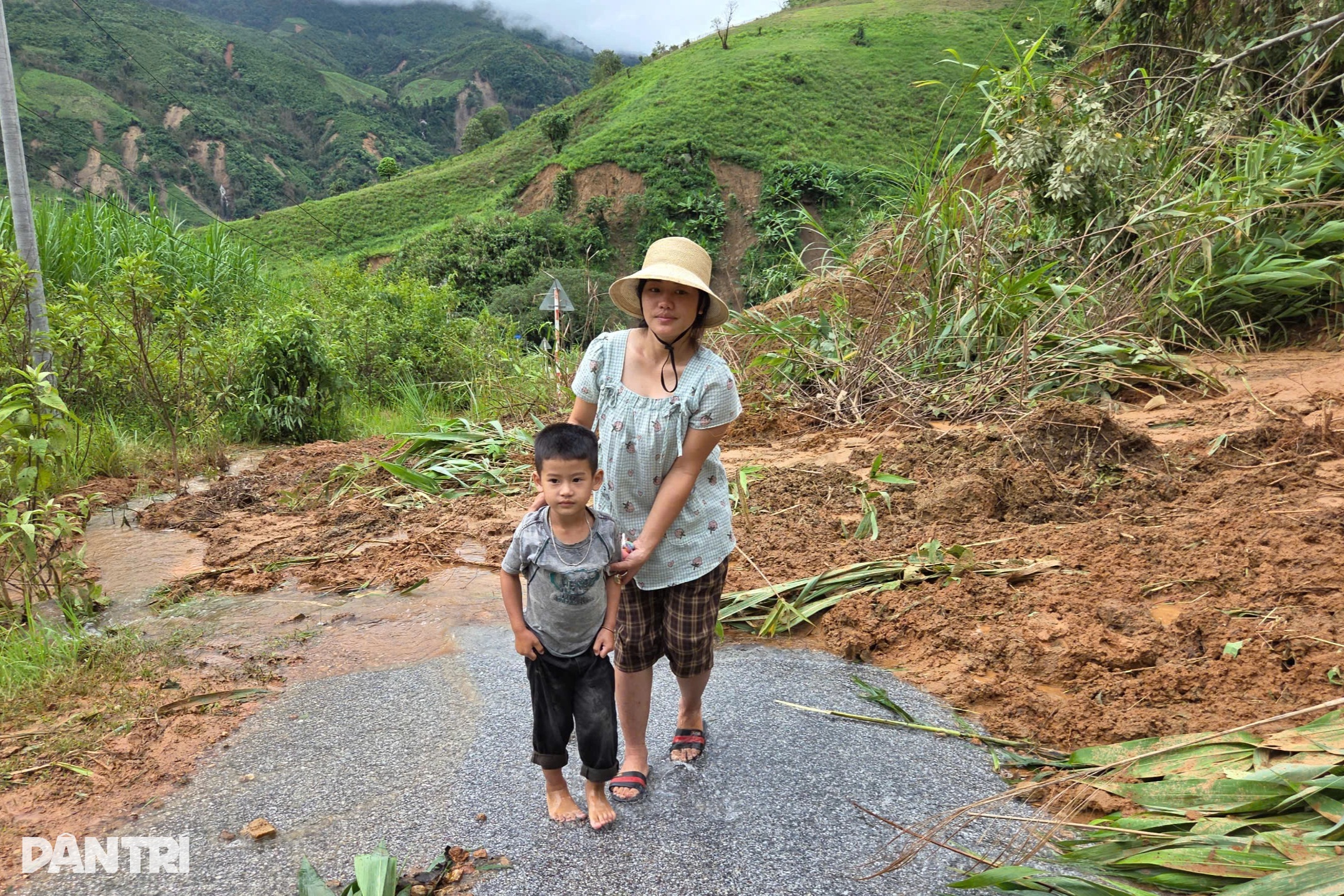 Người dân Nhôn Mai sau lũ quét, sạt lở: Không còn đường về nhà nữa rồi - 1