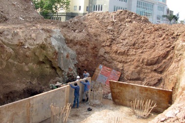 Tạm dừng làm đường Văn Cao - Hồ Tây để thu thập hiện vật cổ 