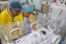 Người mẹ ung thư giai đoạn cuối lần đầu gặp con: “Ở đây, bao giờ mẹ khỏe, mẹ sang”