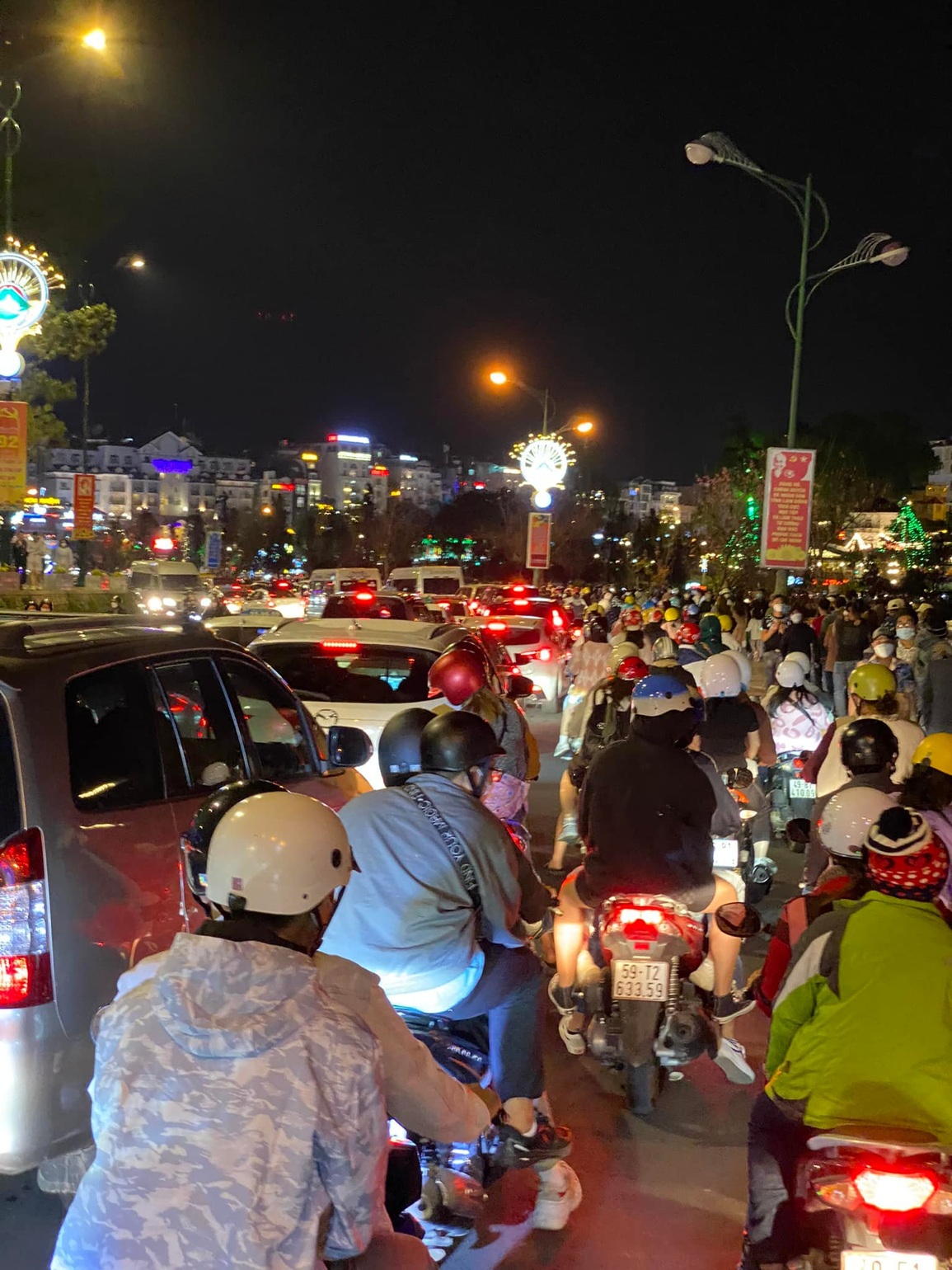 Biển người chen chân ở chợ đêm Đà Lạt, các tuyến đường tắc ngạt thở - 1 Biển người chen chân ở chợ đêm Đà Lạt, các tuyến đường tắc ngạt thở - 1