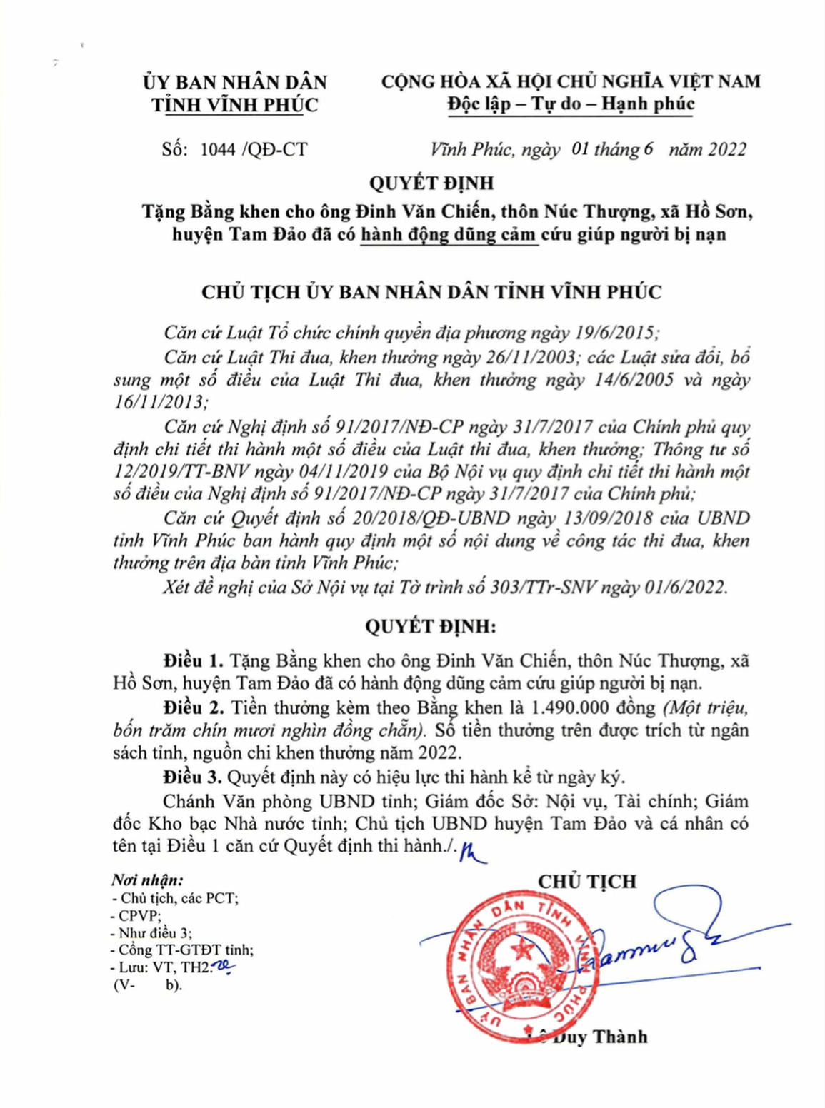 Chủ tịch Vĩnh Phúc tặng Bằng khen người cứu xe máy mất phanh ở đèo Tam Đảo - 2 Chủ tịch Vĩnh Phúc tặng Bằng khen người cứu xe máy mất phanh ở đèo Tam Đảo - 2