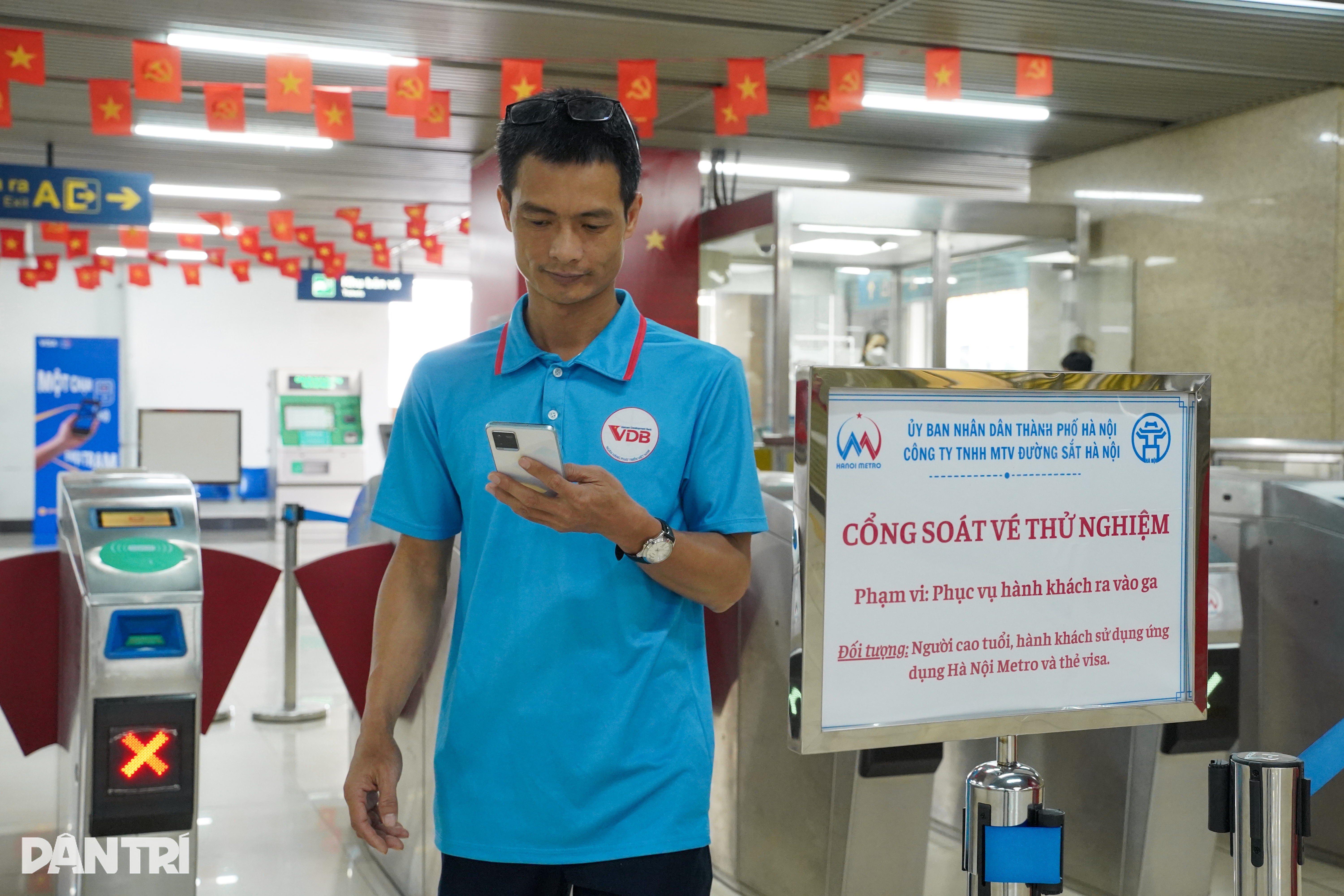 Người Hà Nội thích thú đi metro sinh trắc học một chạm đến mọi ga - 5