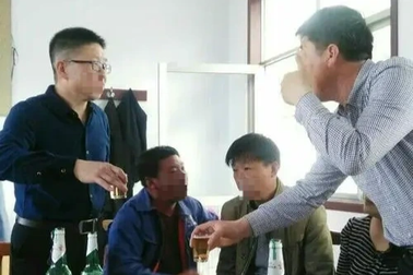 Người Việt nói to, dùng đũa chung: Sự hiếu khách hay tật xấu cần thay đổi?