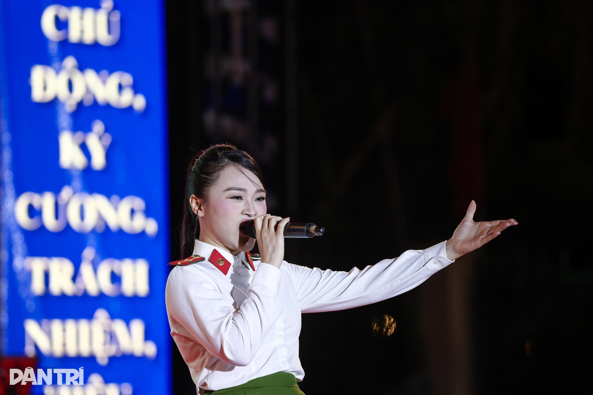 Ấn tượng đêm nhạc giao lưu cán bộ chiến sĩ Cảnh sát cơ động TPHCM - 4 Ấn tượng đêm nhạc giao lưu cán bộ chiến sĩ Cảnh sát cơ động TPHCM - 4