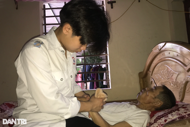 Người bố có con trai bị ung thư giấu giấy hẹn nhập viện đã qua đời