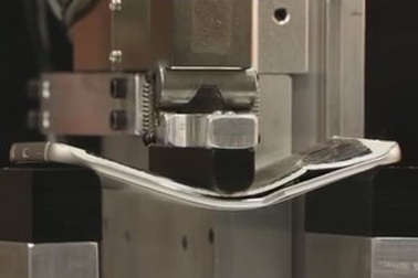 Samsung "đáp trả" với màn tra tấn bẻ cong Galaxy S6 edge