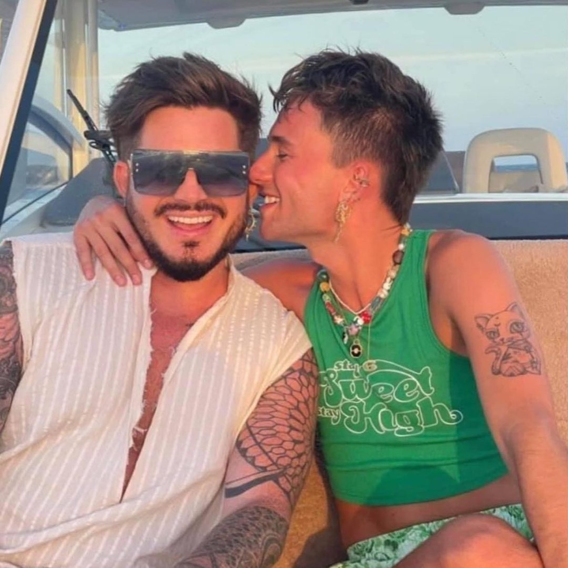 Á quân Thần tượng âm nhạc Mỹ Adam Lambert đẹp đôi bên bạn trai đồng giới - 2 Á quân Thần tượng âm nhạc Mỹ Adam Lambert đẹp đôi bên bạn trai đồng giới - 2