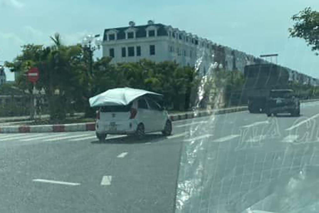 Trùm bạt che nắng cho xe khi ra đường, tài xế bị cộng đồng mạng nhắc nhở - 2 Trùm bạt che nắng cho xe khi ra đường, tài xế bị cộng đồng mạng nhắc nhở - 2
