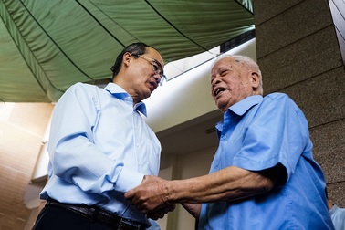 Bí thư Nguyễn Thiện Nhân trò chuyện với các tướng lĩnh nghỉ hưu