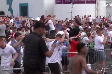 Màn ăn mừng của cổ động viên Anh ngay sau khi trận đấu kết thúc