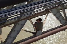 Giải cứu người đàn ông ôm con định nhảy cầu Long Biên