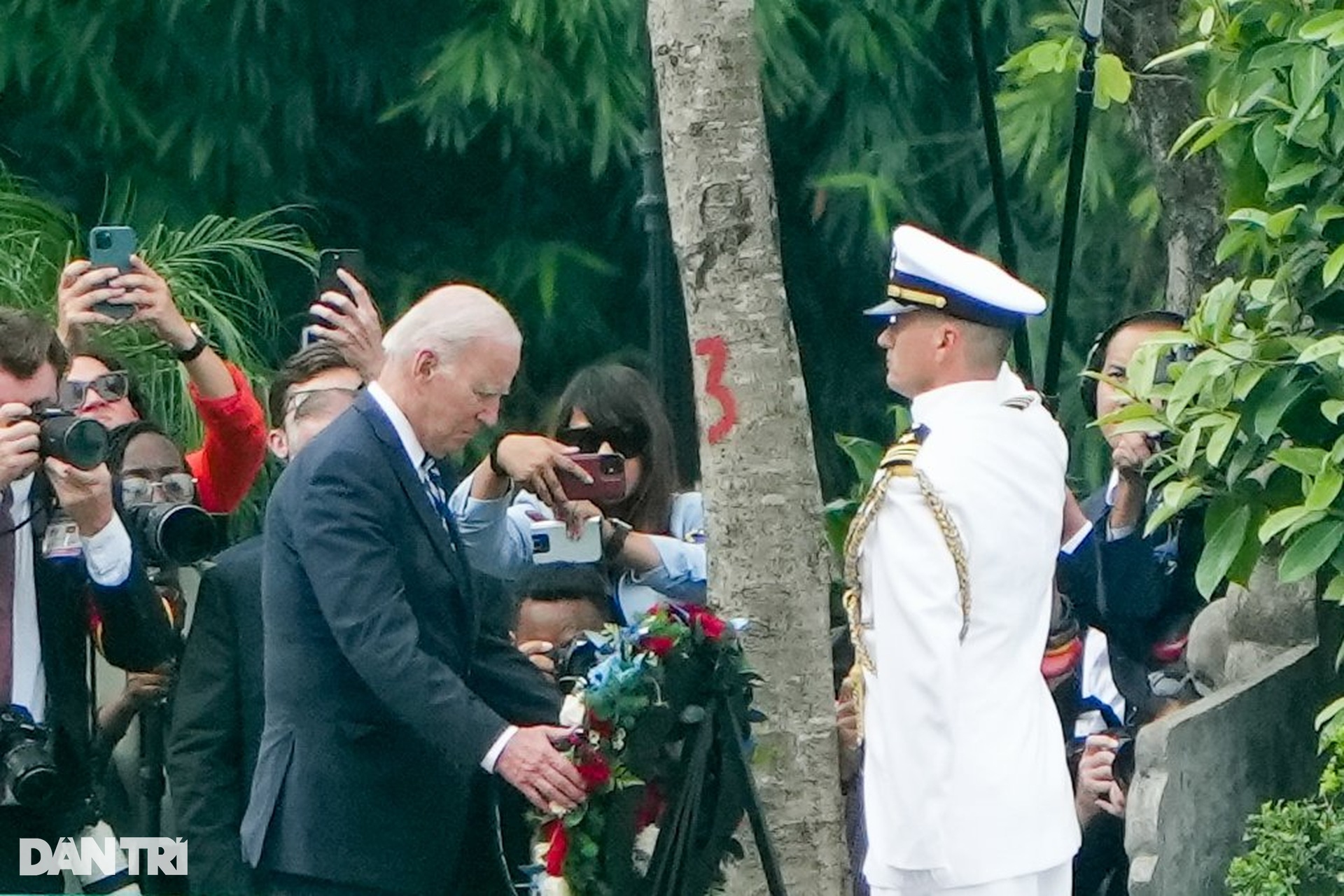 Tổng thống Mỹ Joe Biden thăm phù điêu cố thượng nghị sĩ John McCain - 4 Tổng thống Mỹ Joe Biden thăm phù điêu cố thượng nghị sĩ John McCain - 4