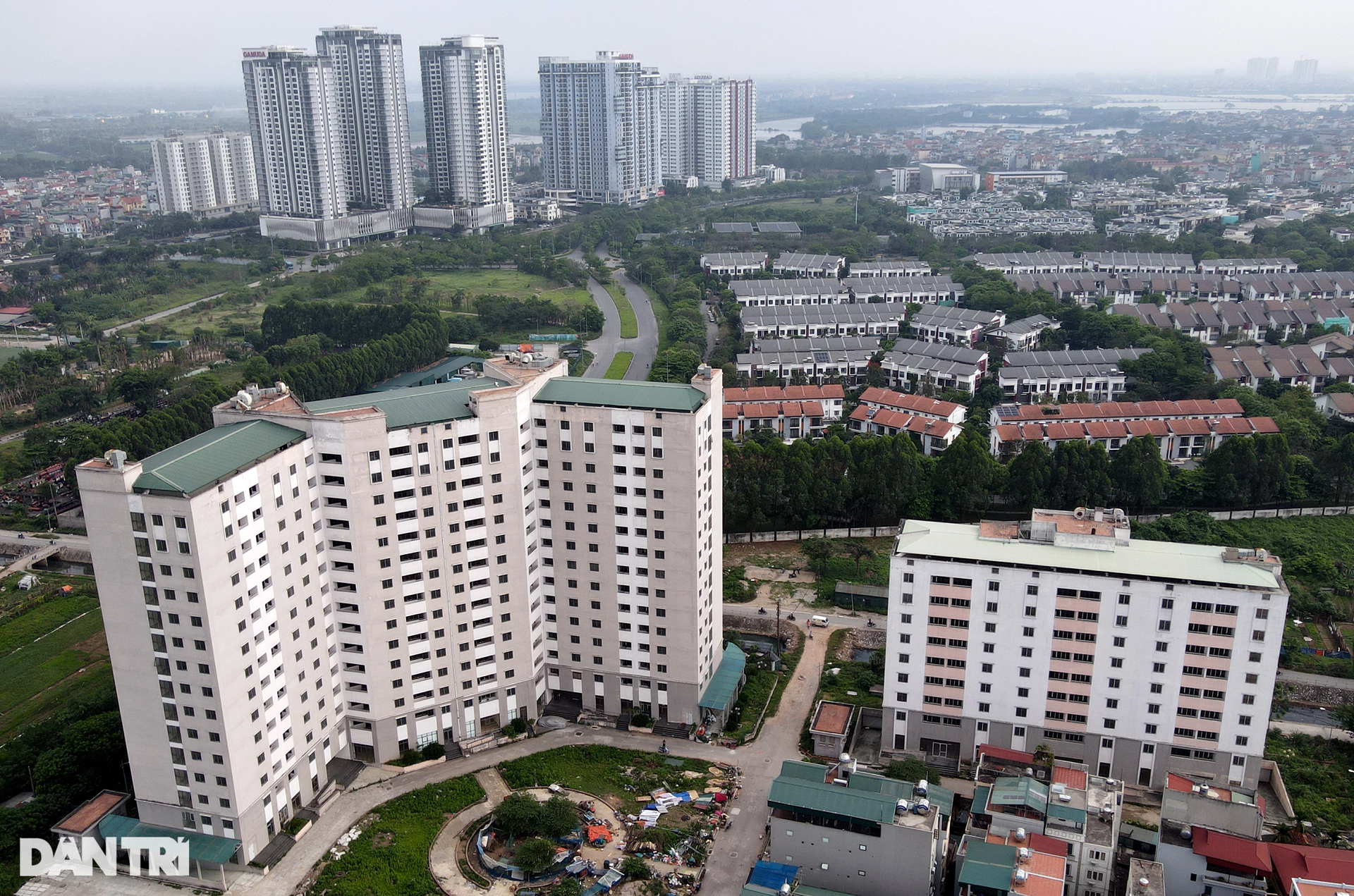 Cận cảnh khu tái định cư trăm tỷ đồng để... cỏ mọc, nuôi gà - 13 Cận cảnh khu tái định cư trăm tỷ đồng để... cỏ mọc, nuôi gà - 13