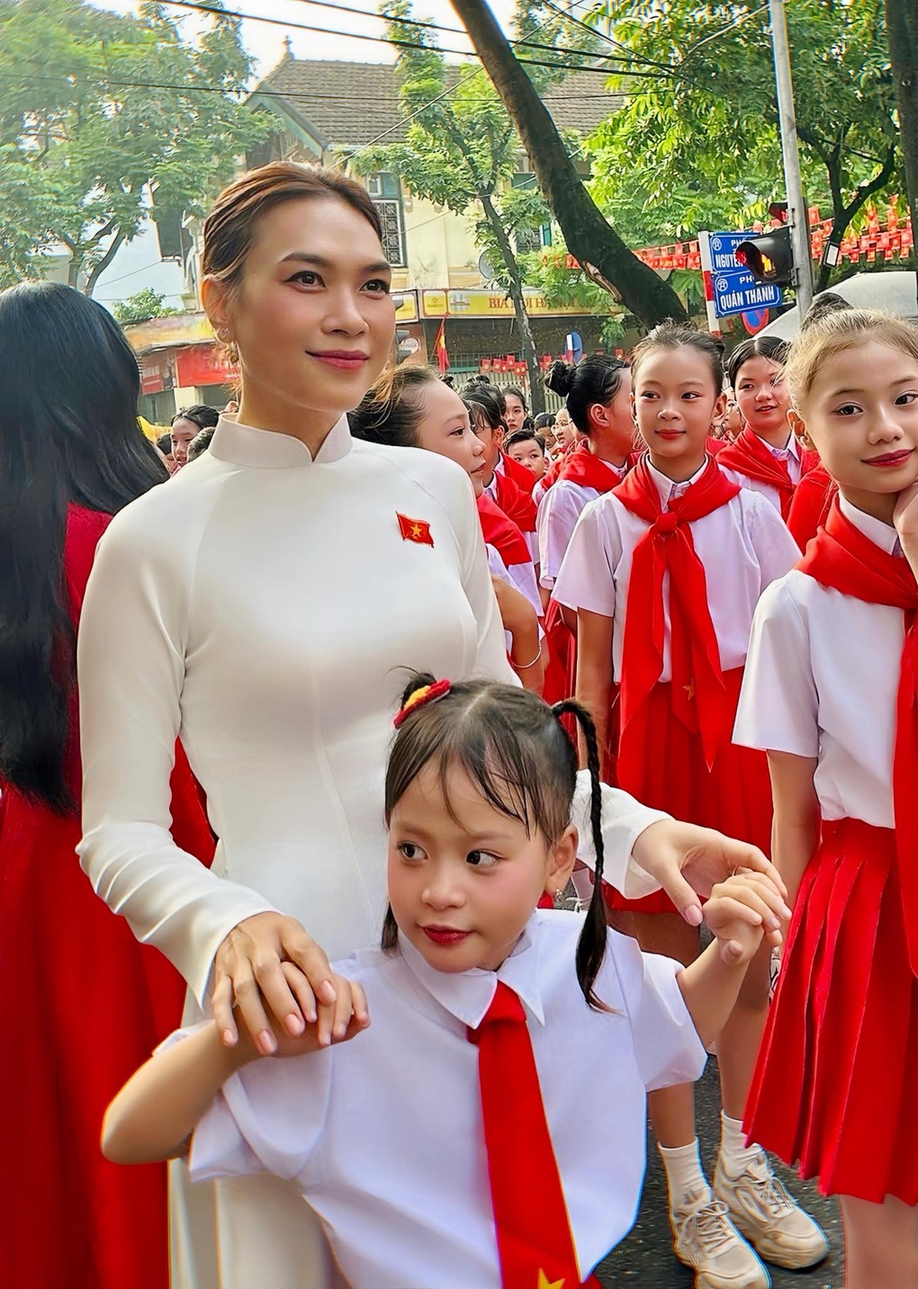 គ្រាដែល ម៉ី តាំ ដាក់ដៃលើទ្រូង និងច្រៀងអំពីមាតុភូមិ ក្នុងពិធីថ្ងៃទី០២ ខែកញ្ញា ធ្វើឱ្យមានការភ្ញាក់ផ្អើល - 2 Khoảnh khắc Mỹ Tâm đặt tay lên ngực áo, hát về Tổ quốc ở đại lễ 2/9 gây sốt - 2