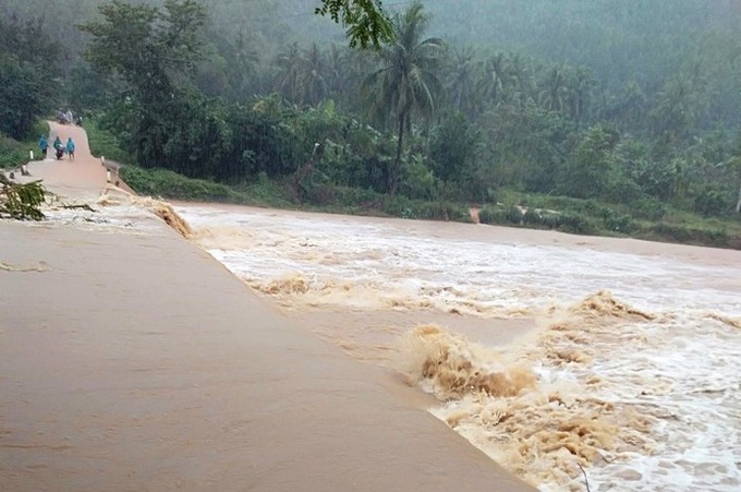 Lũ lớn làm sập nhà trên tuyến đập hồ chứa thủy điện ở Bình Định - Ảnh 2.