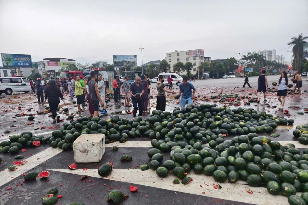 Người dân Vinh xếp hàng chuyền dưa hấu cho tài xế sau tai nạn - 1 Người dân Vinh xếp hàng chuyền dưa hấu cho tài xế sau tai nạn - 1